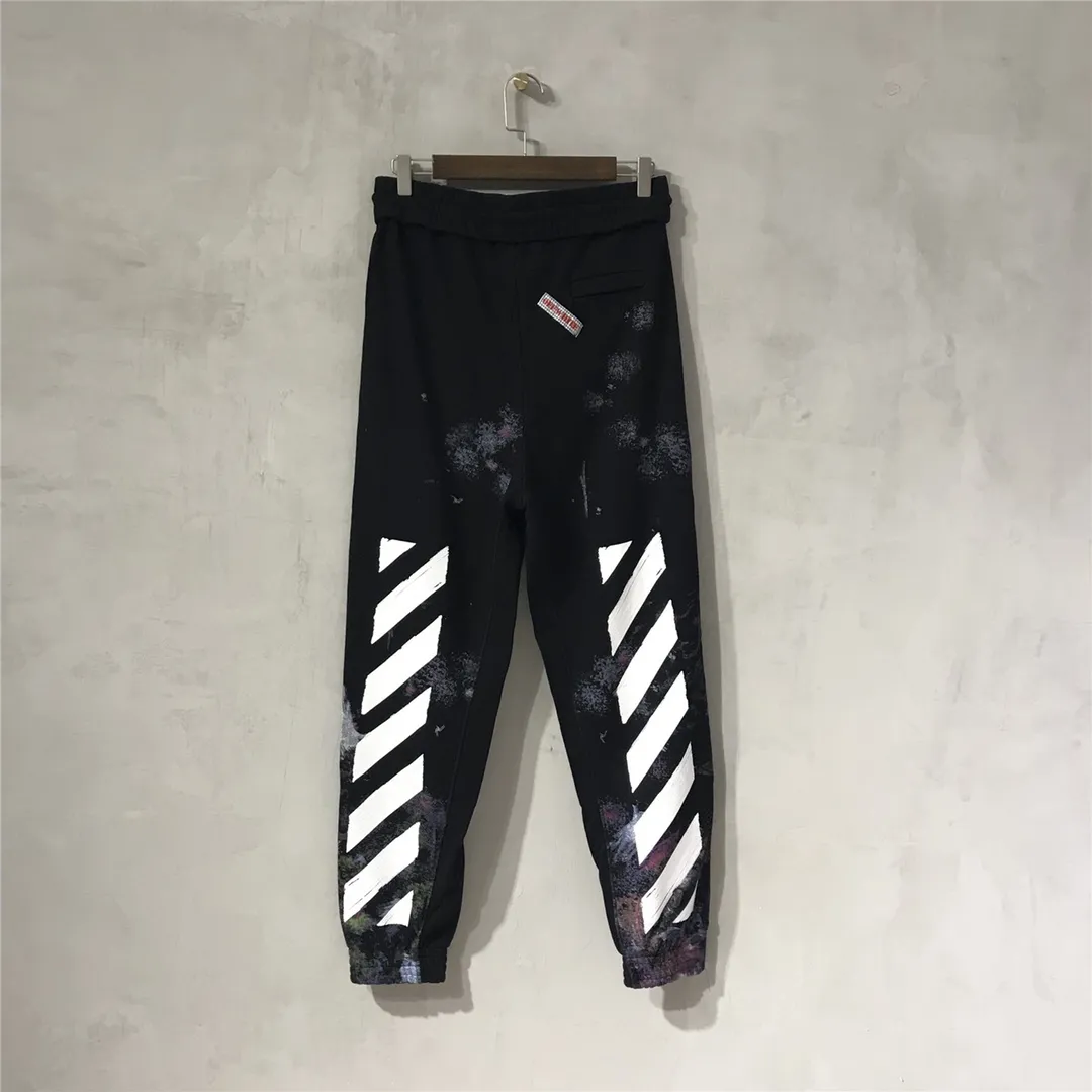 Tested version OFF 17FW WHITE Starry Sky Fireworks Splash Ink OW Sports Autumn and Winter Sweatpants Casual Pants Men's and Women's Tight Pants The fireworks color is obtained through contrasting printing. There are eight panels in the whole body. Seven color sets and eight panels are printed in eight times. The first layer is gray, the second layer is white, the third layer is yellow, the fourth layer is green, the fifth layer is blue, the sixth layer is purple, the seventh layer is orange, and the last layer is made of arrow paint printing. The seven colors are stacked on each other, and new colors will also be produced. The arrows on the back and the squares on the front are first glued and then hung four times in a row. The paint has an obvious concave and convex feeling. Quality depends on the details. The blue letters are electrostatic three-dimensional flocking. They are made separately first and then printed through high-temperature thermal transfer. The difficulty is unprecedentedly high. I have made more than 50,000 pieces of fireworks series in total. More than half of the ones you see on the market are from my home!  Size: XS-L Color: Black (The waist is elastic and can be enlarged) P: 380